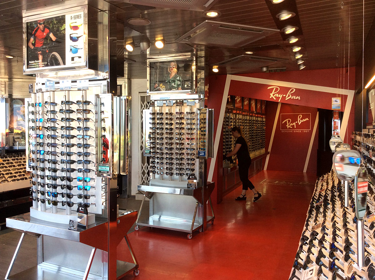 tiendas de gafas de sol en la carihuela torremolinos